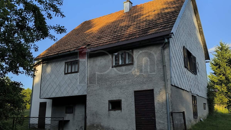 Ravna Gora, goranska kuća sa velikom okućnicom, krasno prirodno okruženje!