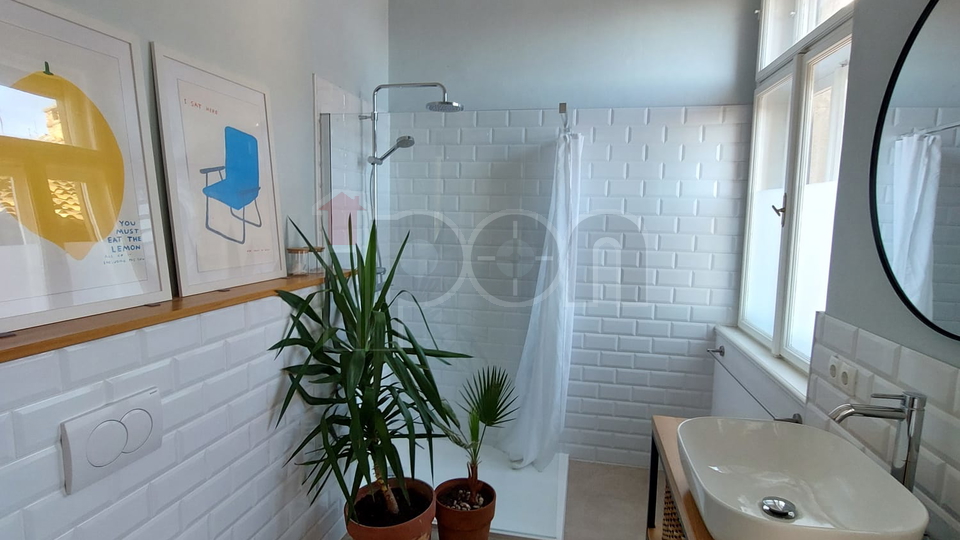 Rijeka-Centar, uređeni gospodski stan sa balkonom i pogledom na more!