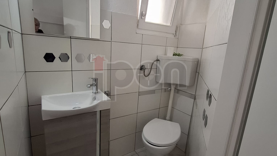 Rijeka, Centar, moderno uređeni stan za najam, niži kat, dobra lokacija!