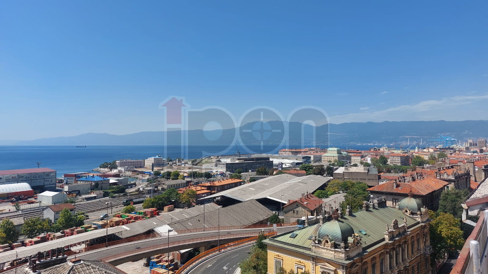 Rijeka, Centar, novouređeni stan sa fantastičnim pogledom u zgradi sa liftom!
