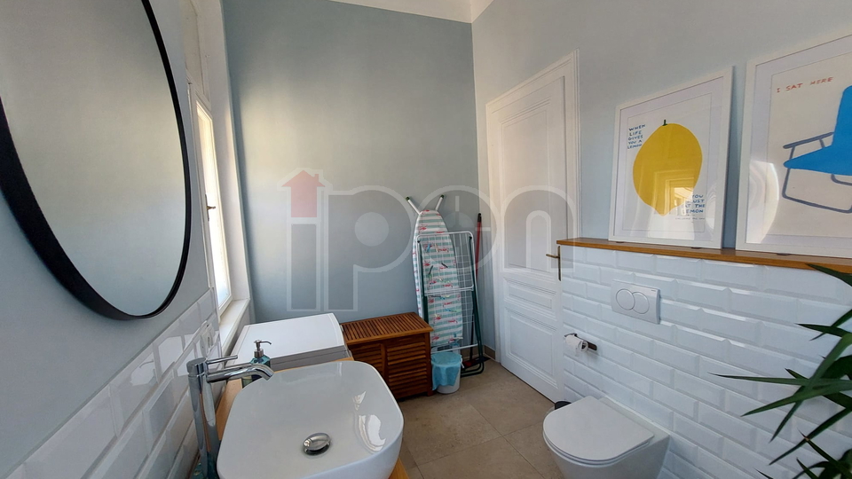 Rijeka-Centar, uređeni gospodski stan sa balkonom i pogledom na more!