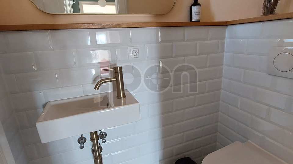 Rijeka-Centar, uređeni gospodski stan sa balkonom i pogledom na more!