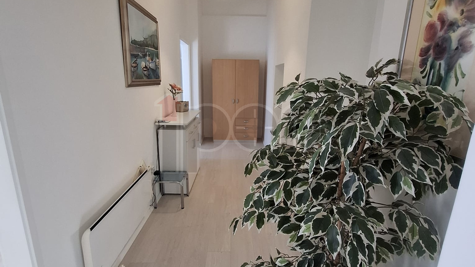 Rijeka, Centar, moderno uređeni stan za najam, niži kat, dobra lokacija!