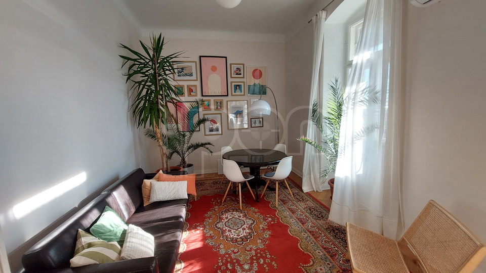 Rijeka-Centar, uređeni gospodski stan sa balkonom i pogledom na more!