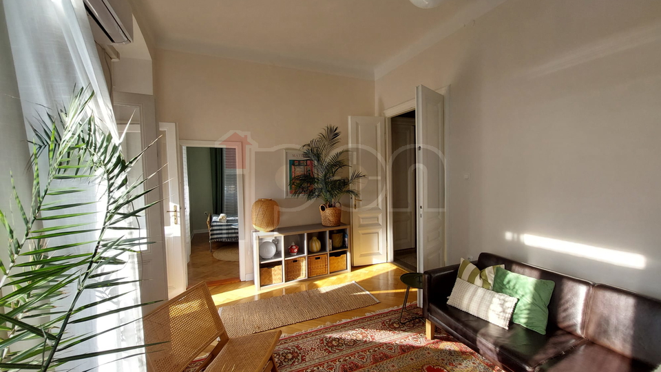 Rijeka-Centar, uređeni gospodski stan sa balkonom i pogledom na more!