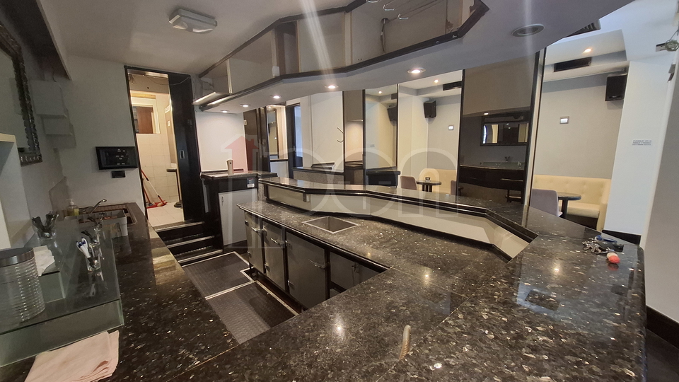 Krnjevo&comma; prodaje se uhodani caffe bar sa inventarom