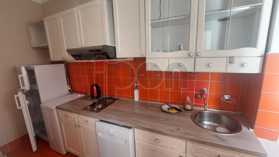 Rijeka&comma; Pe&cacute;ine&comma; jednosobni stan na dobroj lokaciji&comma; iznajmljujemo studentima&excl;