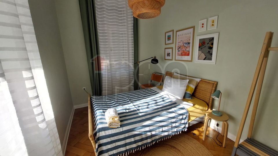 Rijeka-Centar, uređeni gospodski stan sa balkonom i pogledom na more!