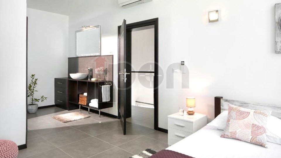 House, 350 m2, For Sale, Labin