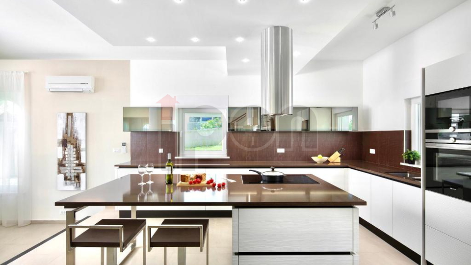 House, 350 m2, For Sale, Labin