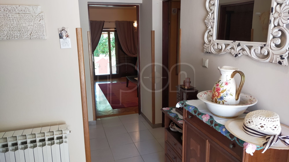 Otok Krk, Baška, Jurandvor -  lijep, komforan apartman sa okućnicom, prodaja, SNIŽENA CIJENA!