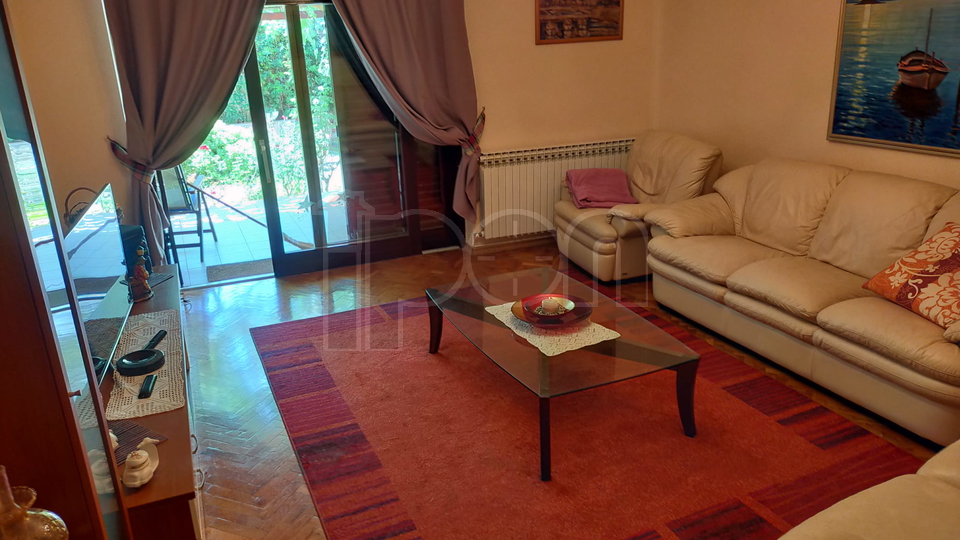Otok Krk, Baška, Jurandvor -  lijep, komforan apartman sa okućnicom, prodaja, SNIŽENA CIJENA!