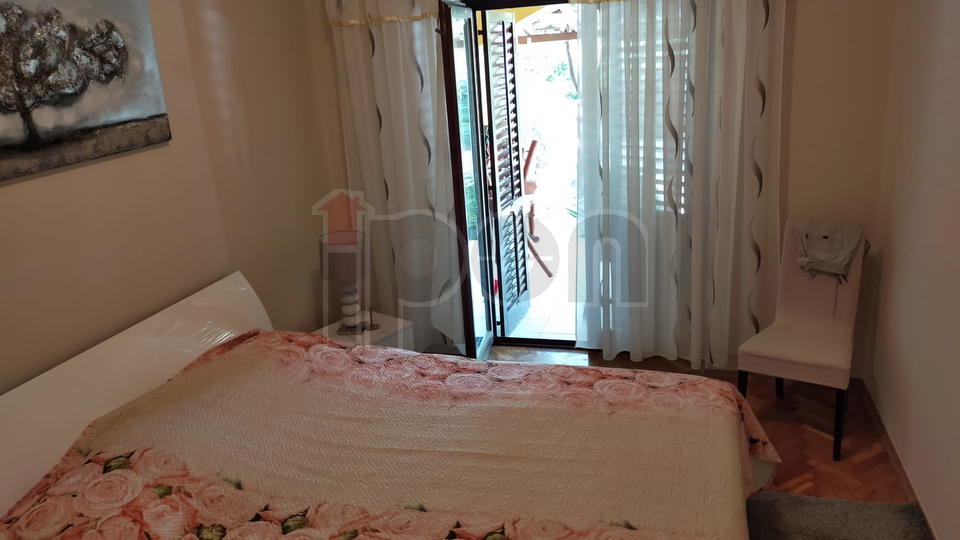 Otok Krk, Baška, Jurandvor -  lijep, komforan apartman sa okućnicom, prodaja, SNIŽENA CIJENA!