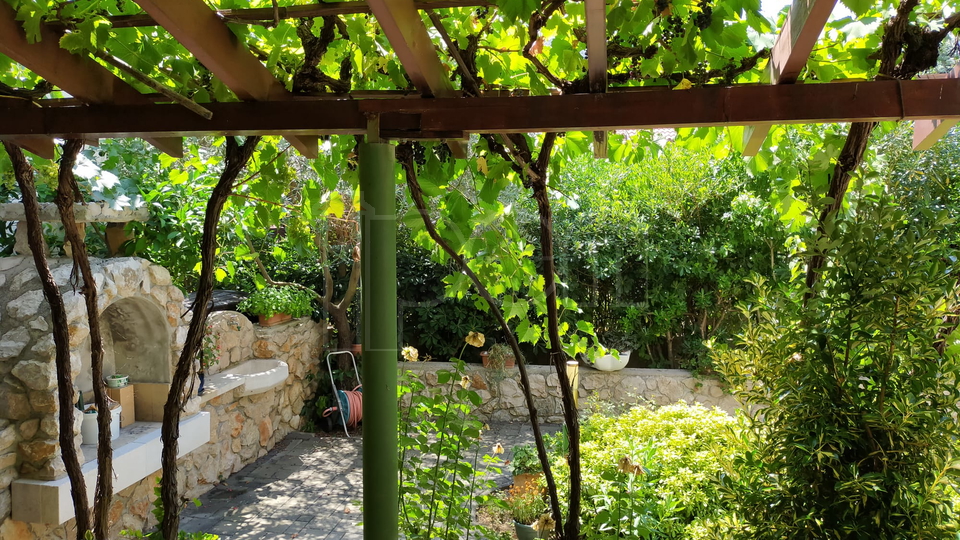Otok Krk, Baška, Jurandvor -  lijep, komforan apartman sa okućnicom, prodaja, SNIŽENA CIJENA!