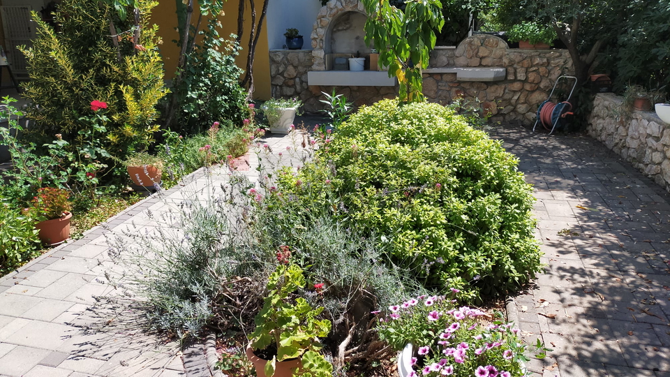Otok Krk, Baška, Jurandvor -  lijep, komforan apartman sa okućnicom, prodaja, SNIŽENA CIJENA!