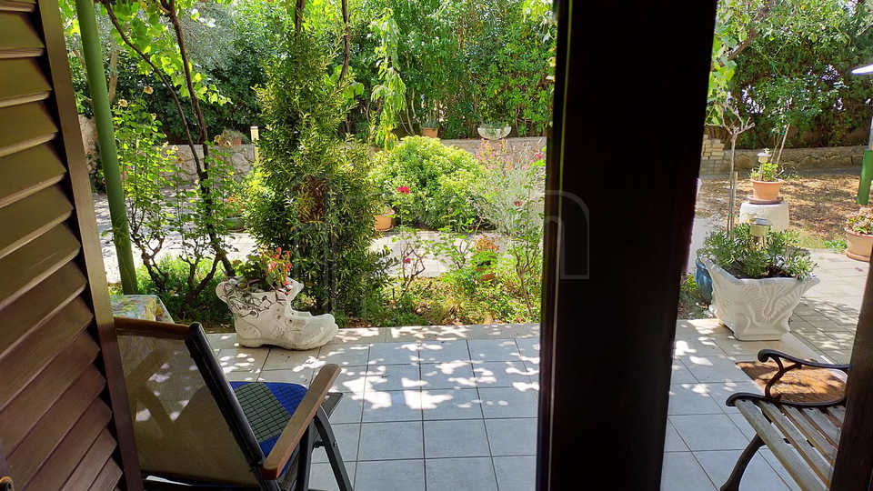 Otok Krk, Baška, Jurandvor -  lijep, komforan apartman sa okućnicom, prodaja, SNIŽENA CIJENA!