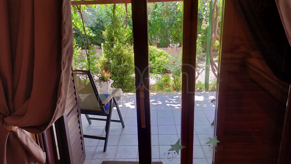 Otok Krk, Baška, Jurandvor -  lijep, komforan apartman sa okućnicom, prodaja, SNIŽENA CIJENA!