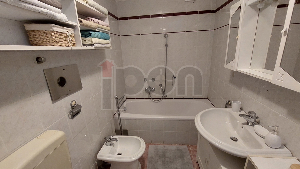 Ičići, lijepi apartman u neposrednoj blizini javne plaže i šetnice, iznajmljujemo!