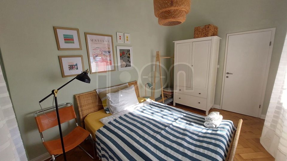 Rijeka-Centar, uređeni gospodski stan sa balkonom i pogledom na more!