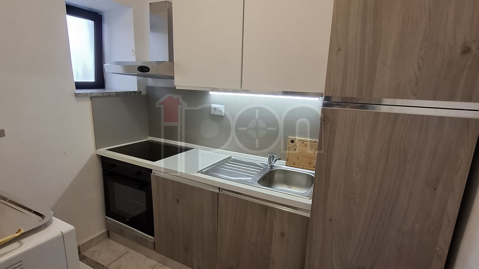 Rijeka, Centar, moderno uređeni stan za najam, niži kat, dobra lokacija!