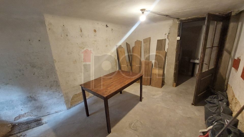 Bulevar, stan u vili, s pripadajućim suterenskim prostorom, lijepa okućnica, super lokacija!
