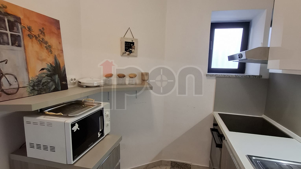 Rijeka, Centar, moderno uređeni stan za najam, niži kat, dobra lokacija!