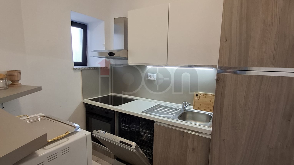 Rijeka, Centar, moderno uređeni stan za najam, niži kat, dobra lokacija!