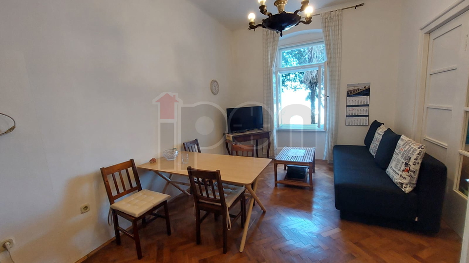 Bulevar, stan u vili, s pripadajućim suterenskim prostorom, lijepa okućnica, super lokacija!