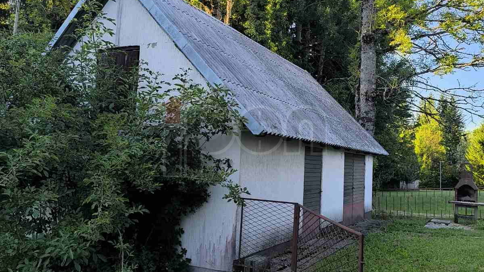 Ravna Gora, goranska kuća sa velikom okućnicom, krasno prirodno okruženje!