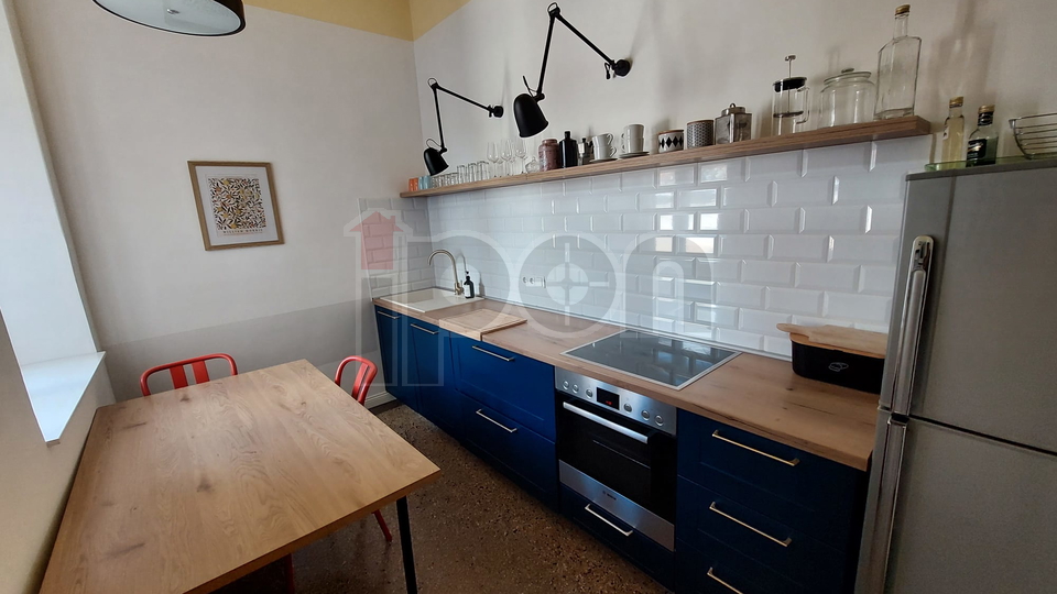 Rijeka-Centar, uređeni gospodski stan sa balkonom i pogledom na more!