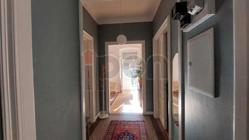 Rijeka-Centar, uređeni gospodski stan sa balkonom i pogledom na more!