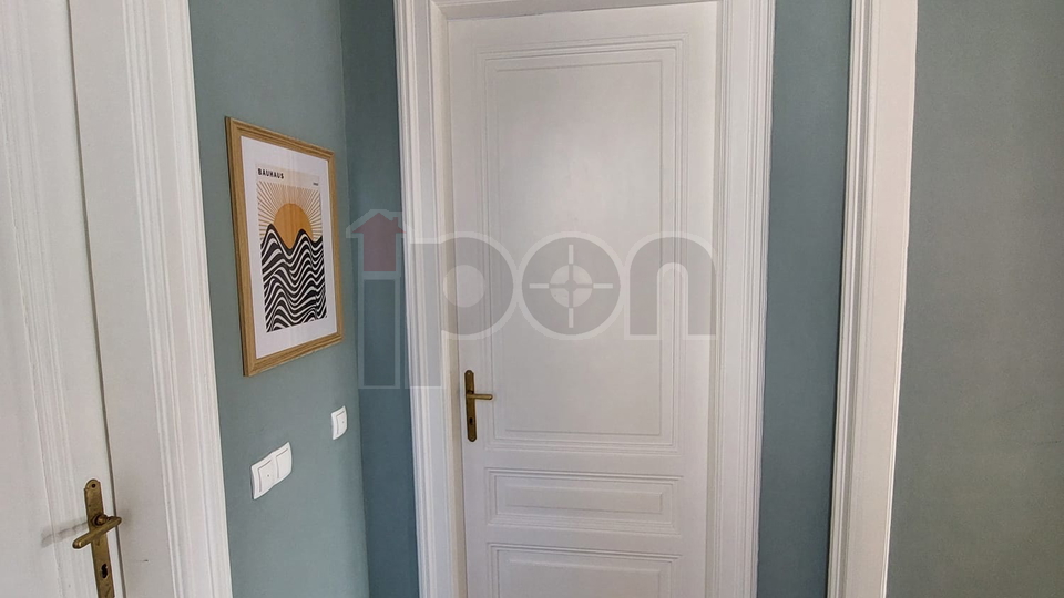 Rijeka-Centar, uređeni gospodski stan sa balkonom i pogledom na more!