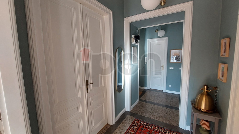 Rijeka-Centar, uređeni gospodski stan sa balkonom i pogledom na more!