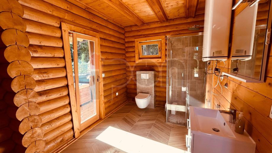 Fu&zcaron;ine&comma; atraktivna nova drvena ku&cacute;a