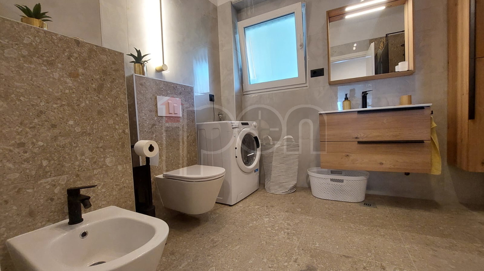 Rijeka, Centar, novouređeni stan sa fantastičnim pogledom u zgradi sa liftom!