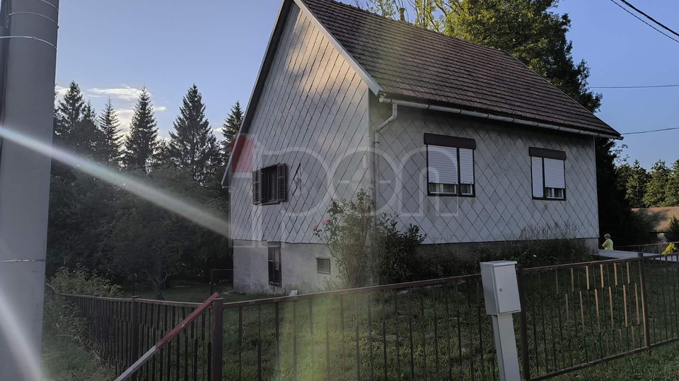 Ravna Gora, goranska kuća sa velikom okućnicom, krasno prirodno okruženje!