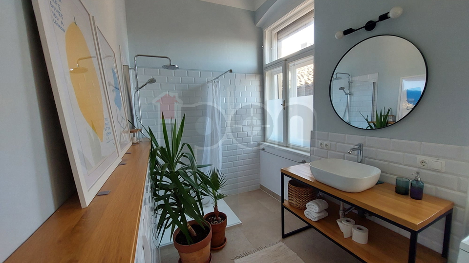 Rijeka-Centar, uređeni gospodski stan sa balkonom i pogledom na more!