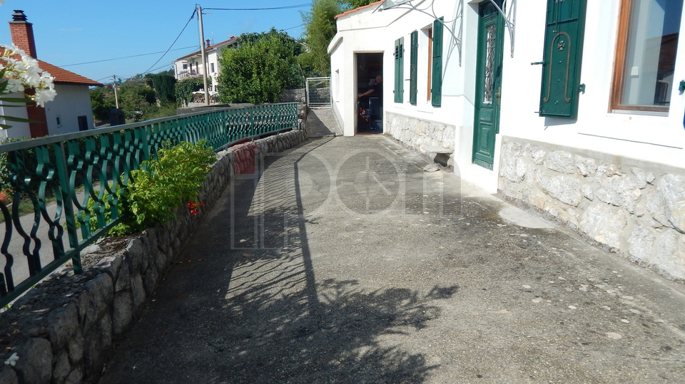 Opatija, okolica, uređena kuća s velikom okućnicom i panoramskim pogledom!