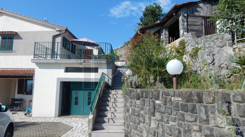 Opatija, okolica, uređena kuća s velikom okućnicom i panoramskim pogledom!
