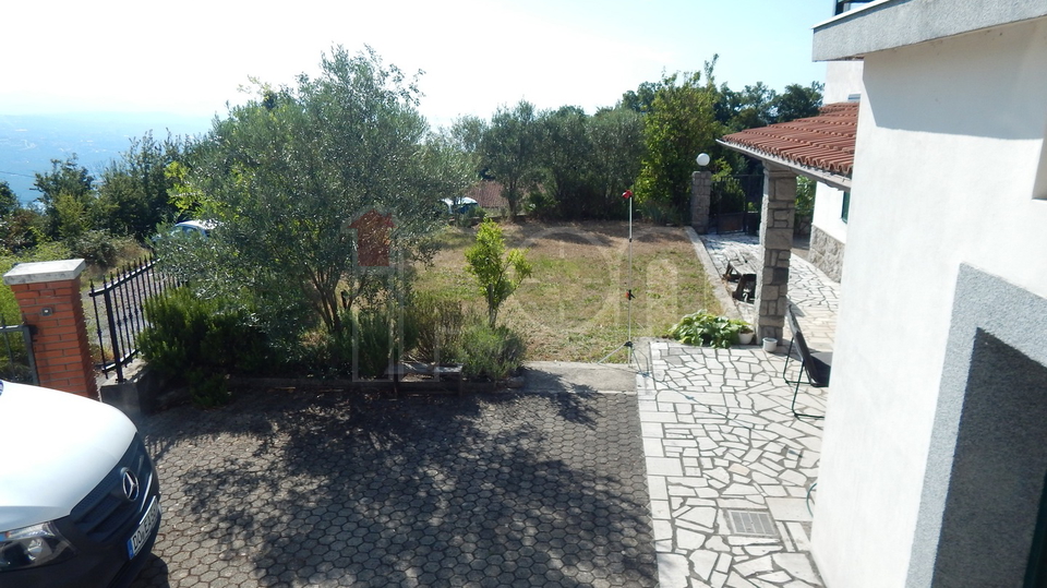 Opatija, okolica, uređena kuća s velikom okućnicom i panoramskim pogledom!