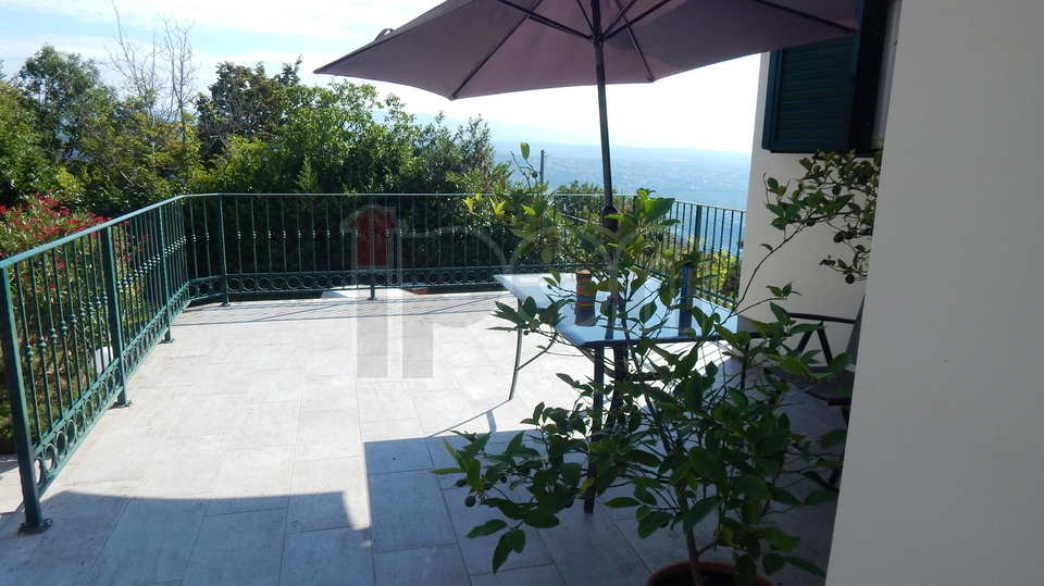 Opatija, okolica, uređena kuća s velikom okućnicom i panoramskim pogledom!