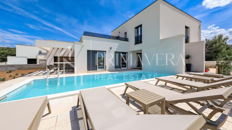 Rovanjska, a beautiful new villa first row to the sea