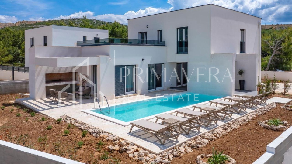 Rovanjska, a beautiful new villa first row to the sea