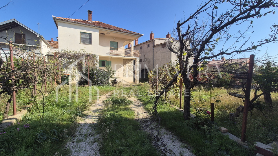 Posedarje, a family house in the city center, only 150 m from the sea