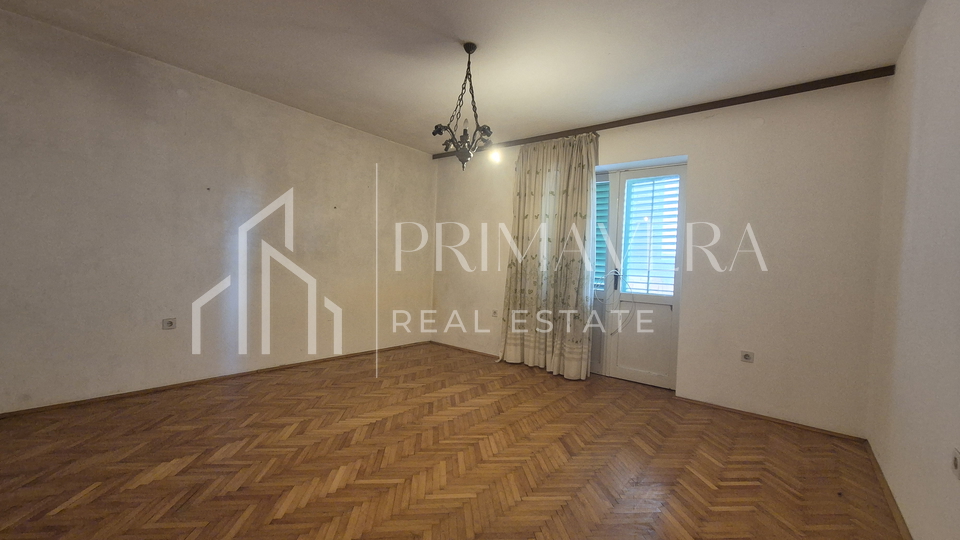 Posedarje, a family house in the city center, only 150 m from the sea