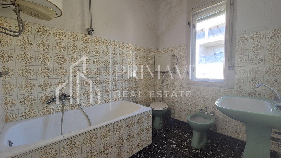 Posedarje, a family house in the city center, only 150 m from the sea