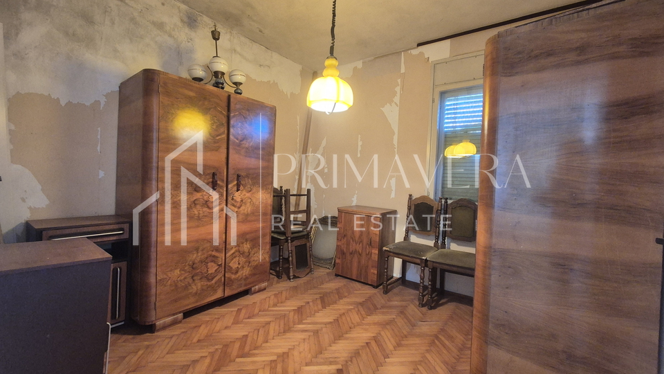Posedarje, a family house in the city center, only 150 m from the sea