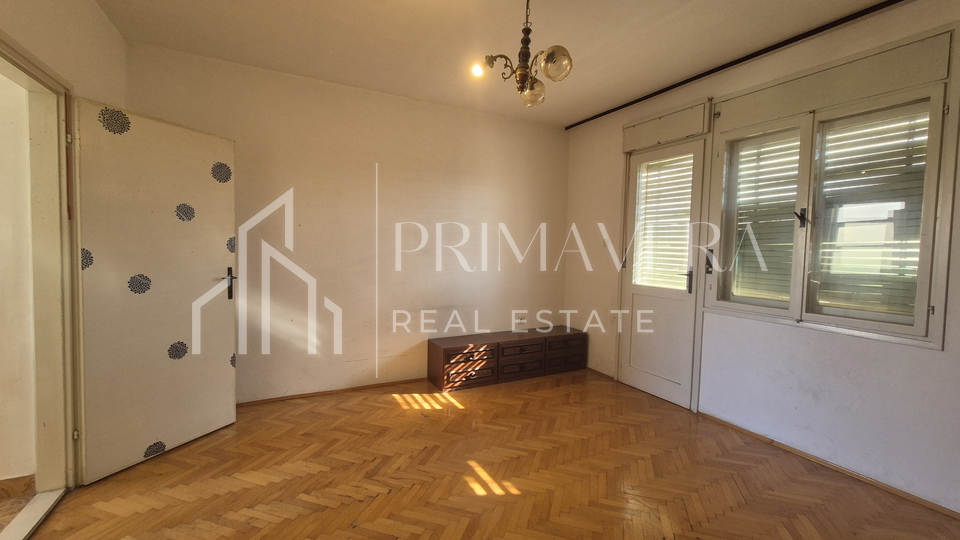 Posedarje, a family house in the city center, only 150 m from the sea