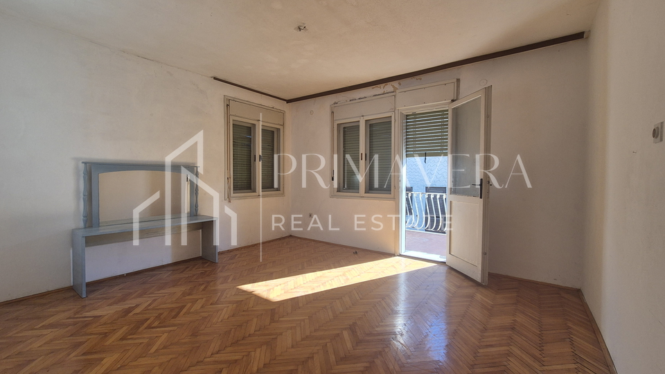 Posedarje, a family house in the city center, only 150 m from the sea
