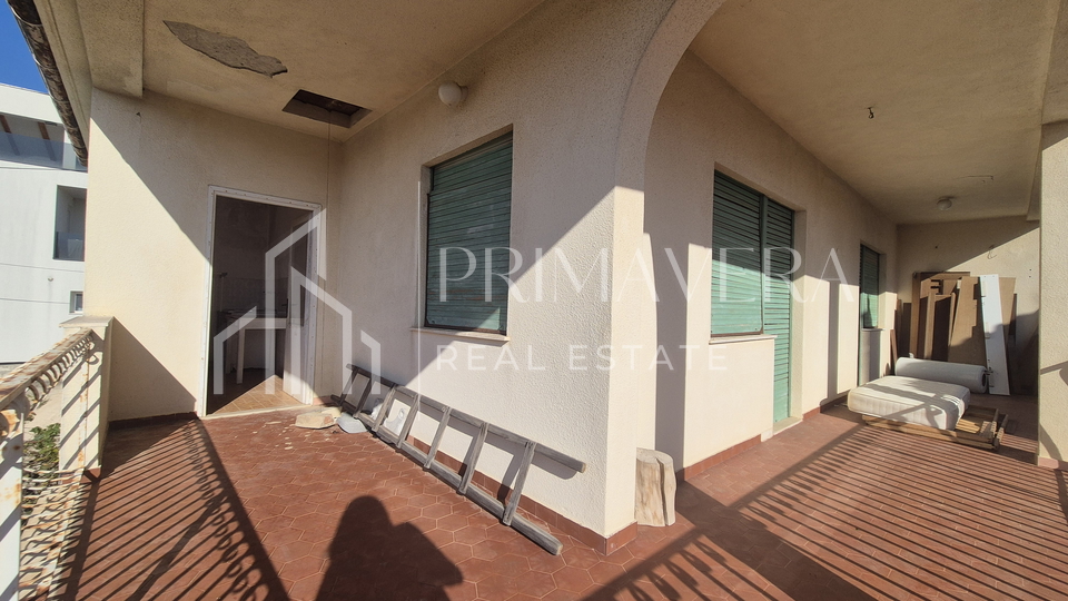 Posedarje, a family house in the city center, only 150 m from the sea
